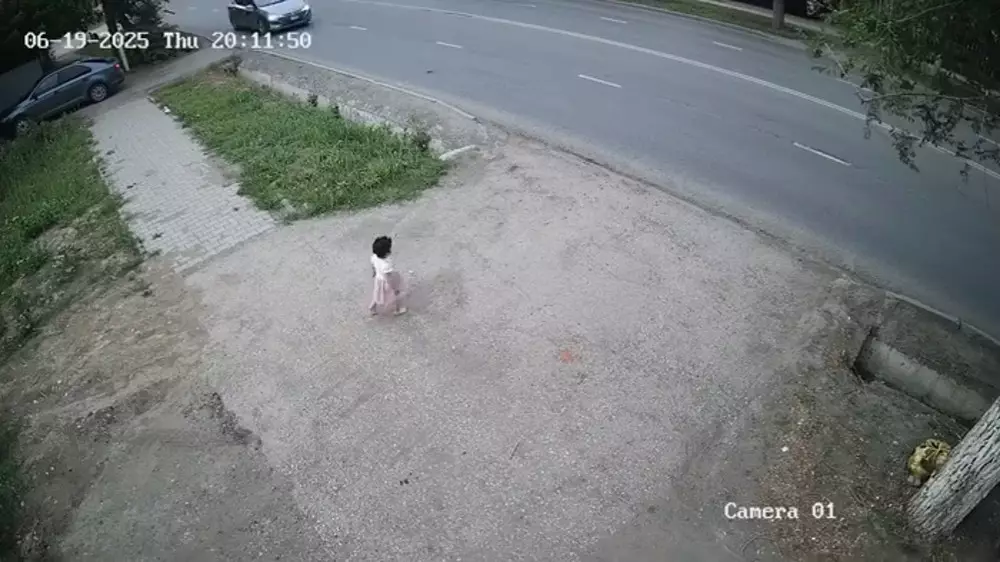 Водители в Актобе повыбегали из авто, чтобы спасти ребенка