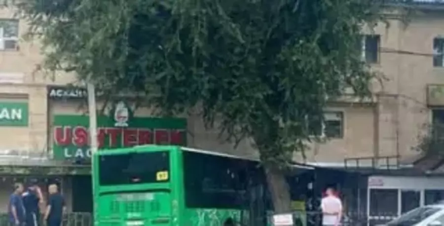 Пассажирский автобус врезался в дом в Алматы