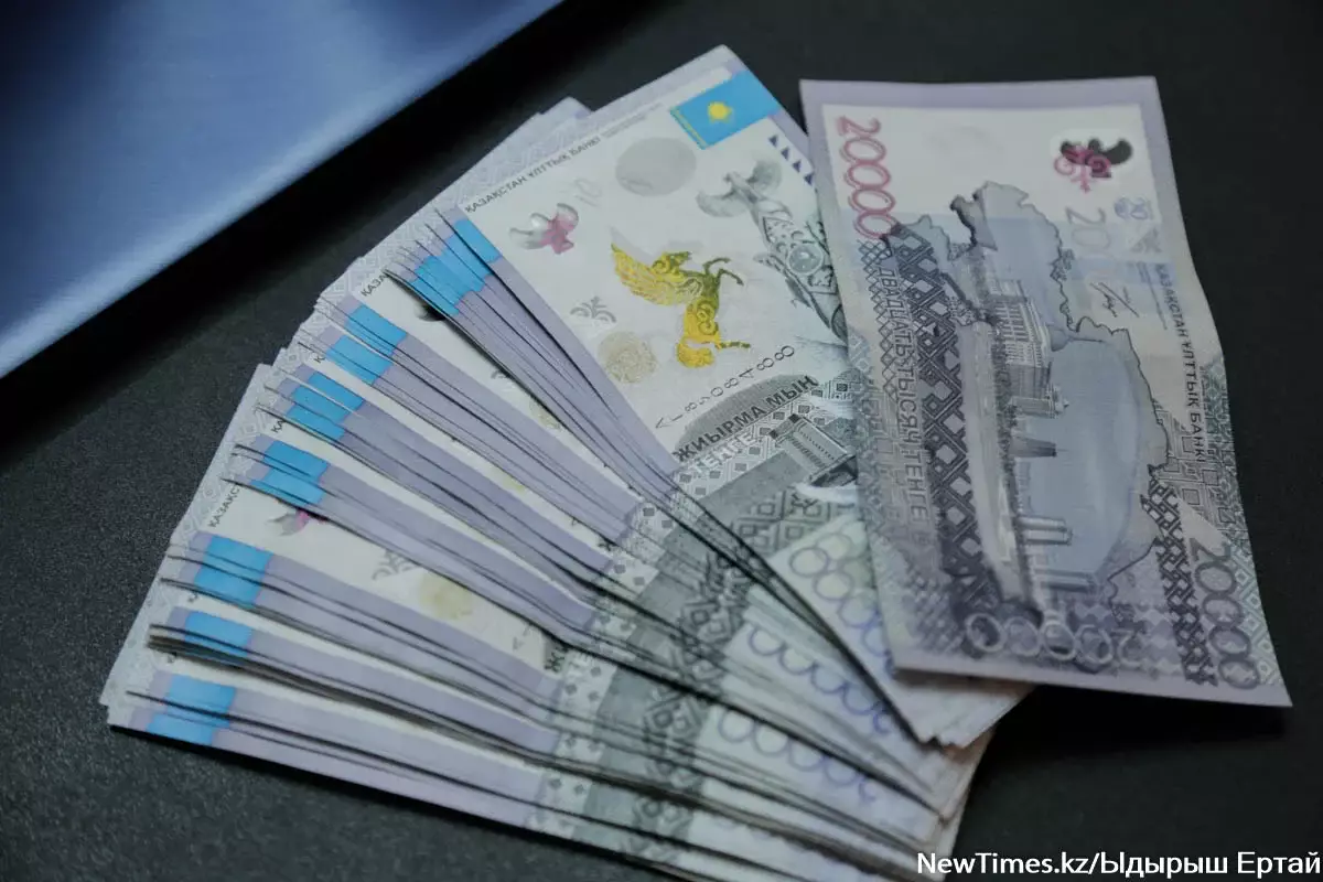 Казахстанцам вернули деньги за повторно списанные штрафы