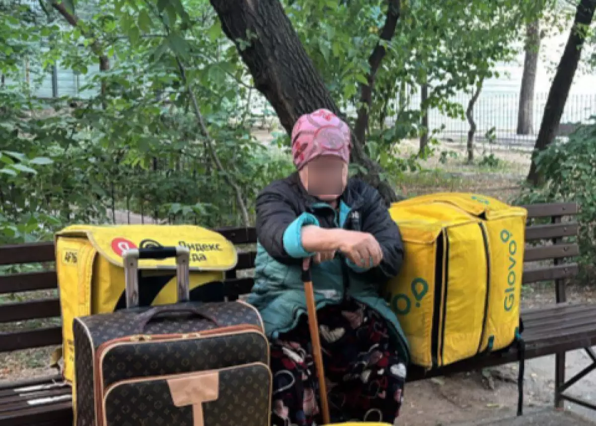 Выгнали с вещами: пожилая алматинка провела день на улице в ожидании сына