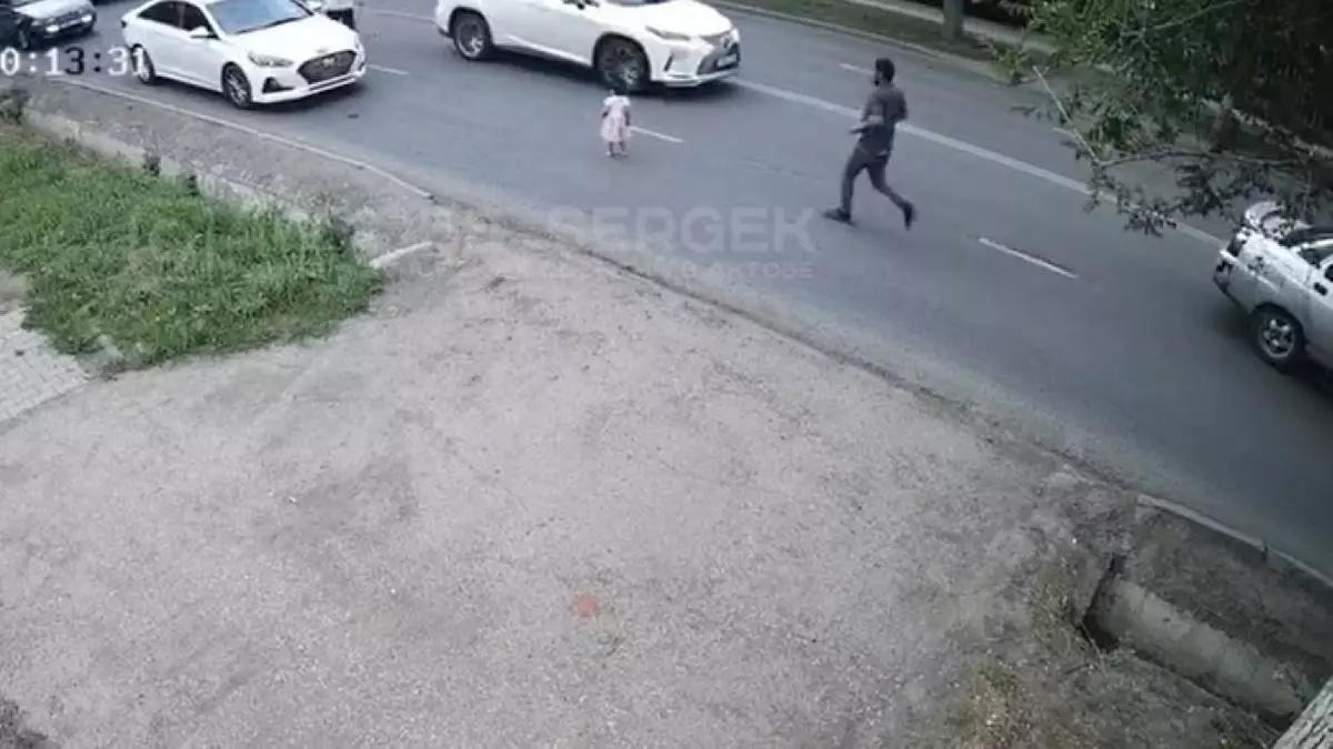 Водители дважды спасли маленькую девочку, которая выбежала на дорогу в городе Актобе.