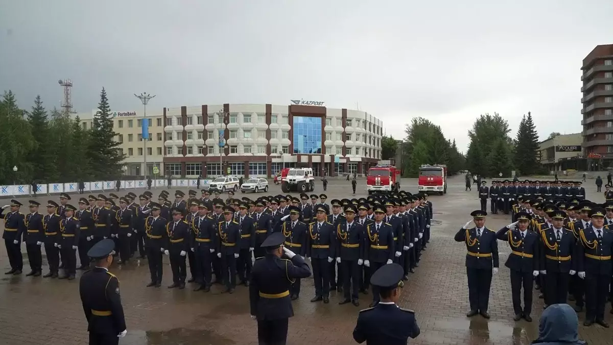 Будущие спасатели Казахстана получили офицерские погоны
