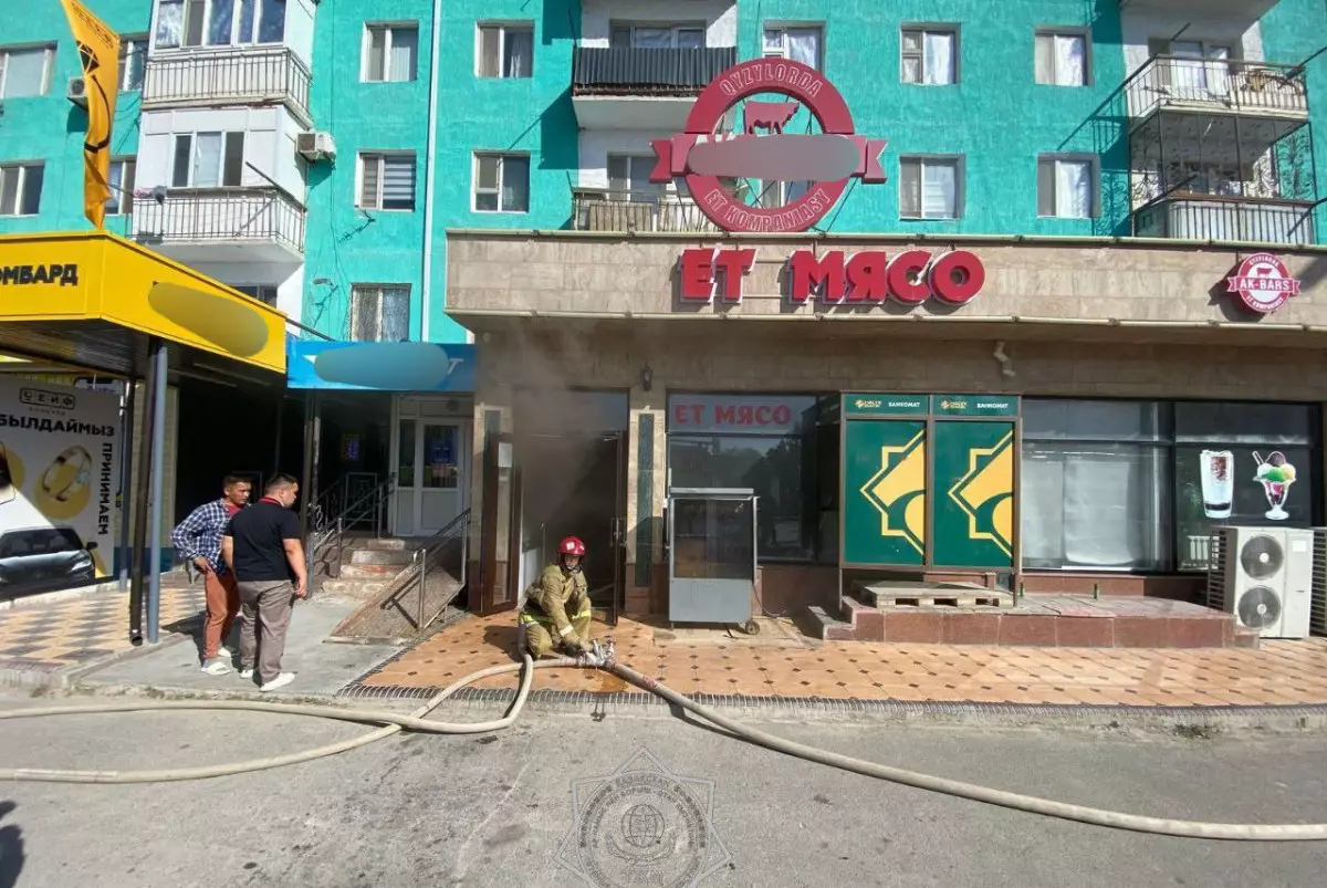 В Кызылорде вспыхнул магазин, эвакуировали целый подъезд