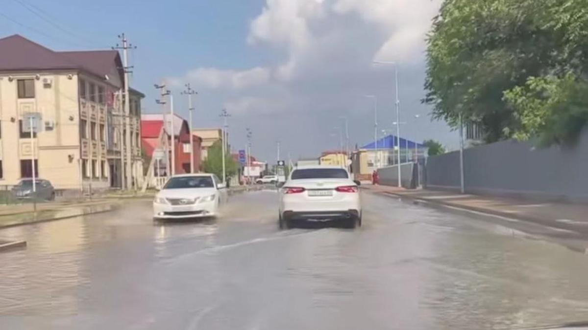 "Улицы и подвалы затоплены": мощный дождь обрушился на город Атырау (видео)