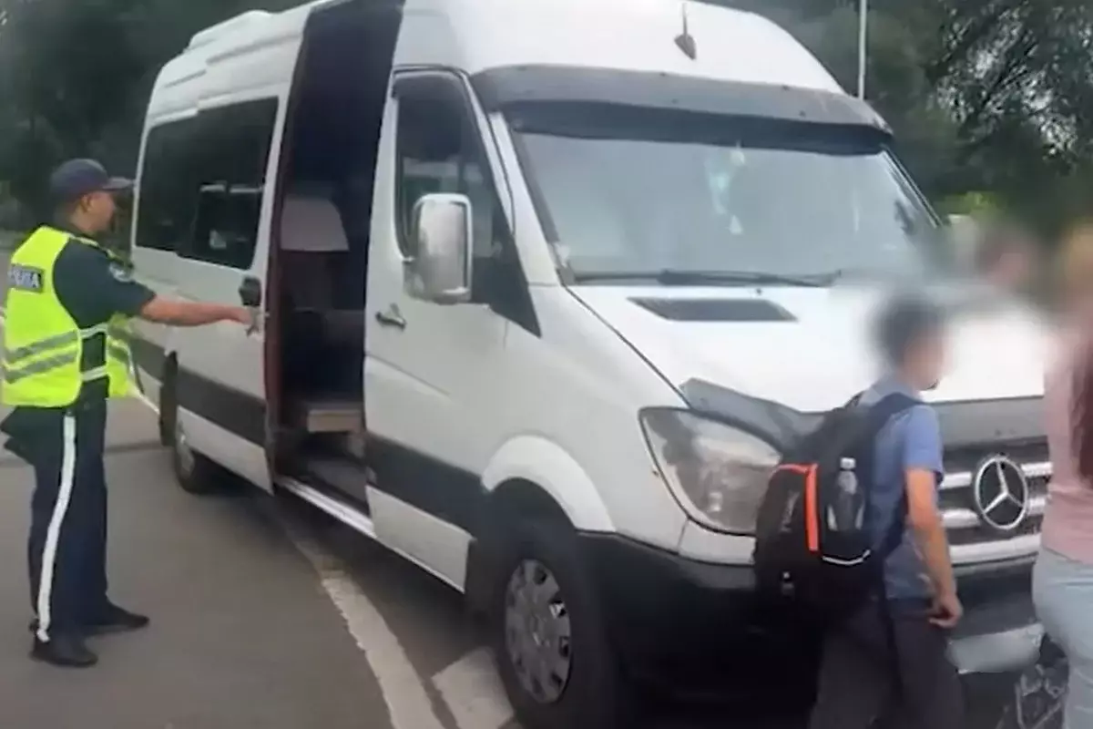 Пьяный водитель автобуса вез детей в загородный лагерь в Алматы