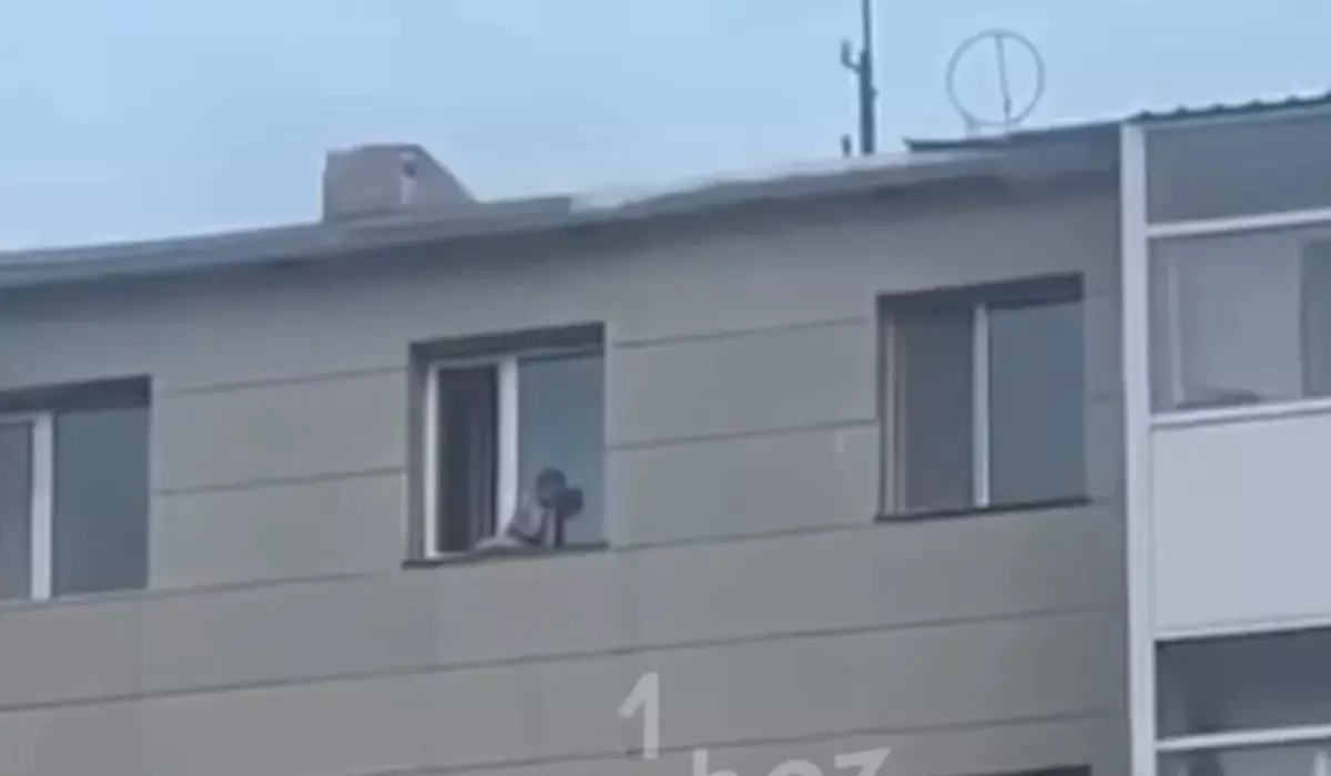 «Куда смотрят родители»: очевидцы сняли на видео малыша на карнизе 5 этажа в Жезказгане