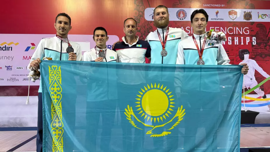 Казахстан взял серебро на чемпионате Азии по фехтованию