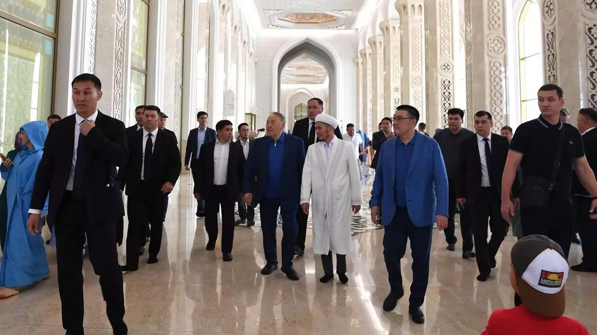 Назарбаев посетил главную мечеть столицы Астаны (фотография)