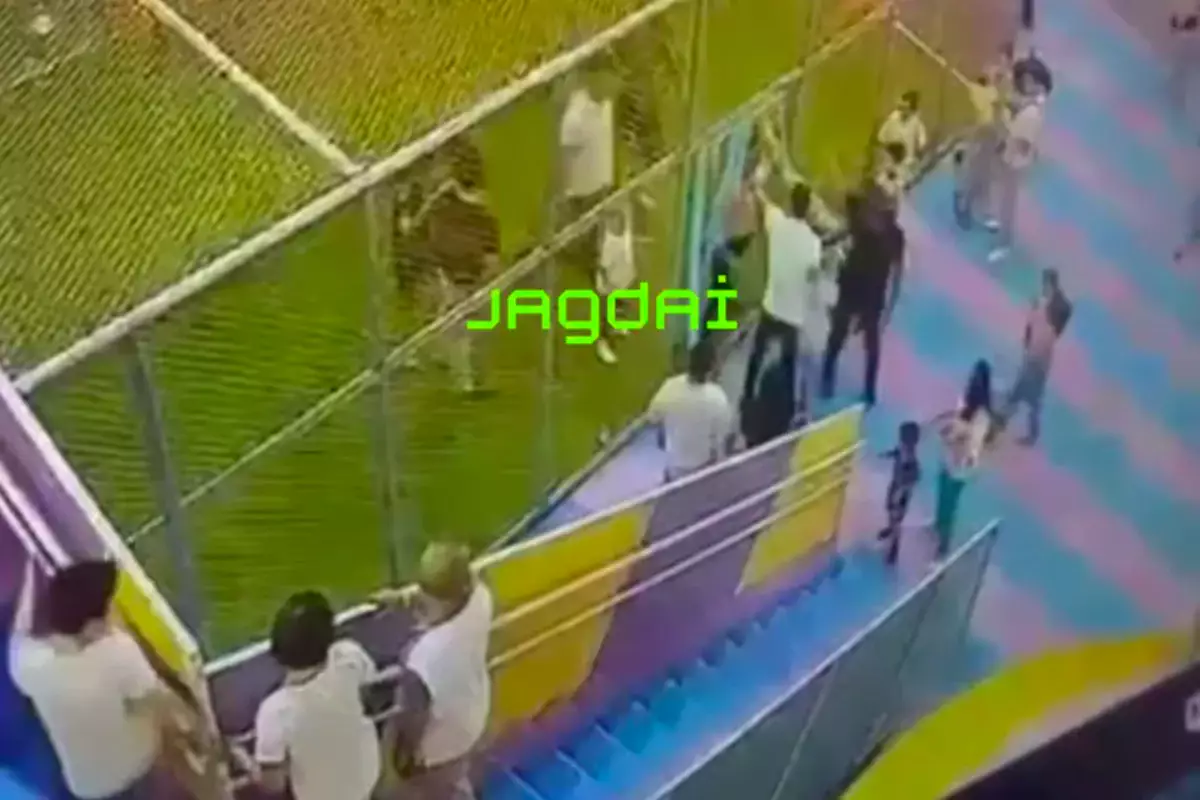 Мужчина с кастетом напал на подростка на детской площадке в Астане (ВИДЕО)