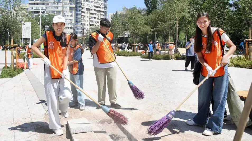 В Алматы убрали 1460 кубометров мусора за день
