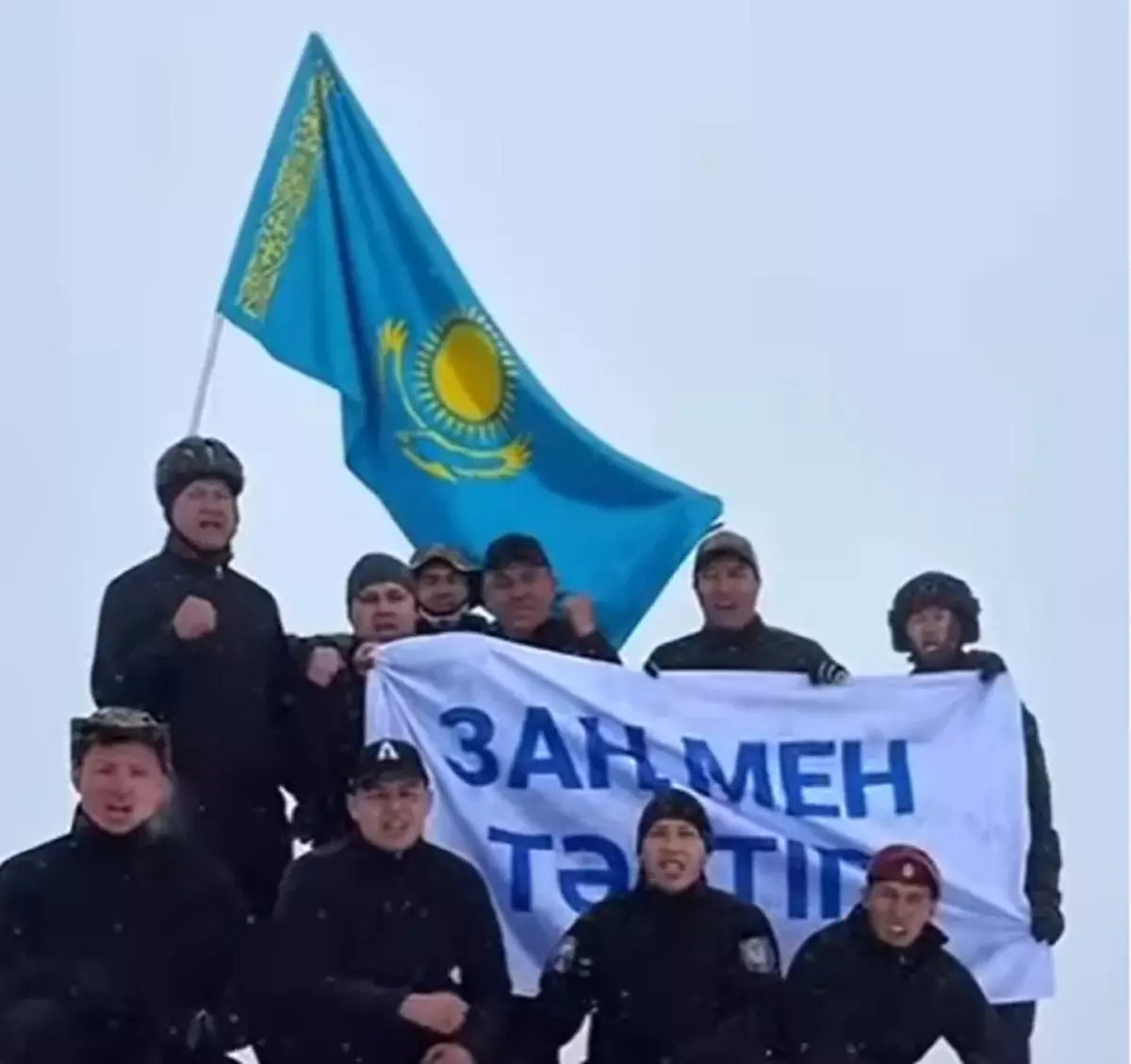 Флаг "Закон и порядок" подняли на высоте в Алматинской области