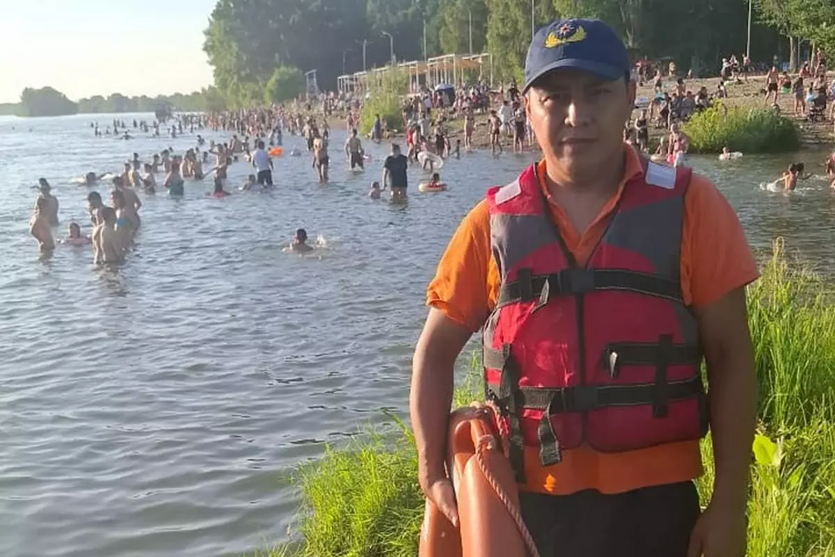 Отца с сыном, которых уносило течением на Иртыше, спасли в Усть-Каменогорске