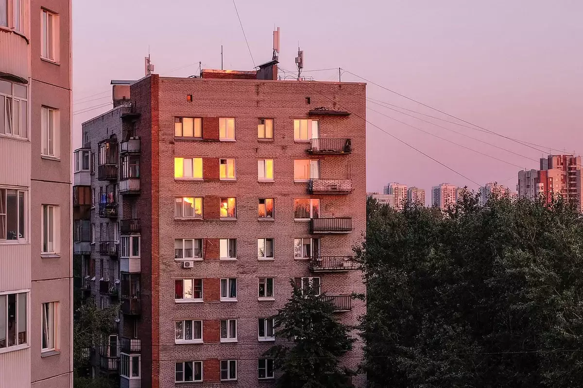 Спасатель не дал упасть девушке, сидящей на перилах балкона 13 этажа в Астане