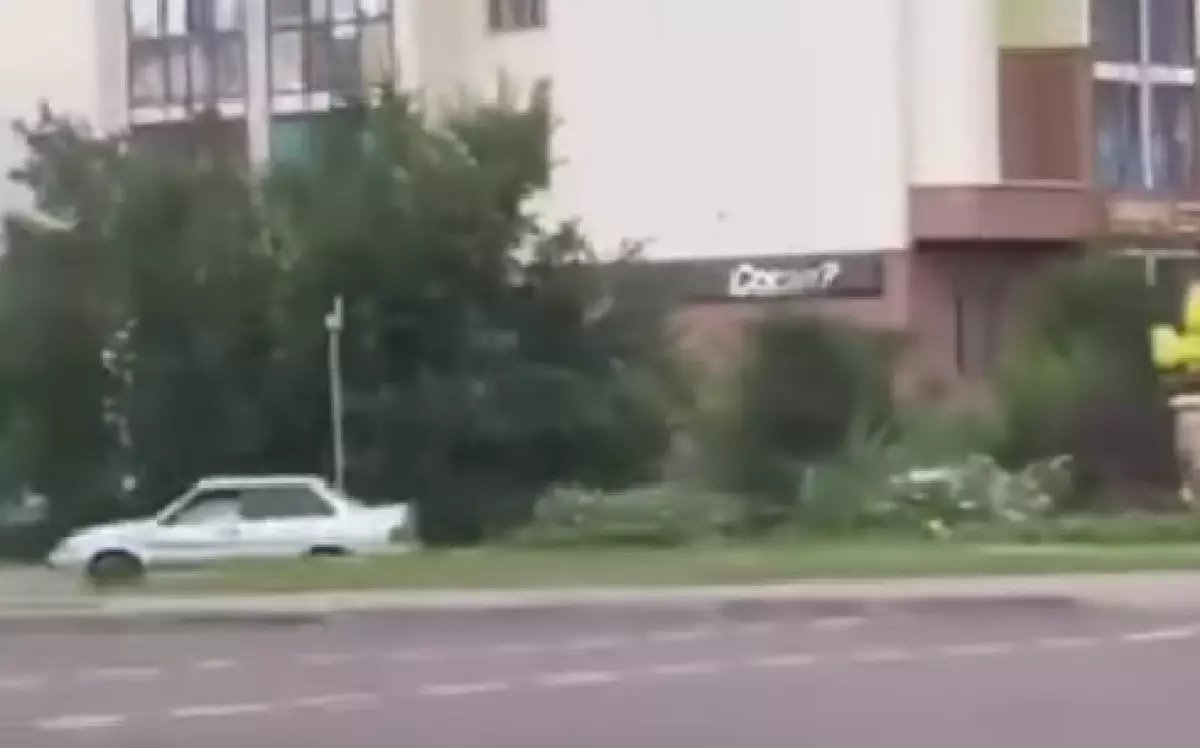 Провокационный вопрос на бегущей строке озадачил жителей ЖК в Астане