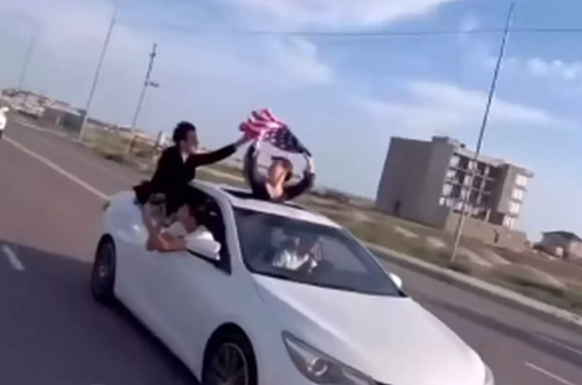 Молодежь в Актау устроила опасные покатушки с флагами - новости на Lada.kz 23.06.2025