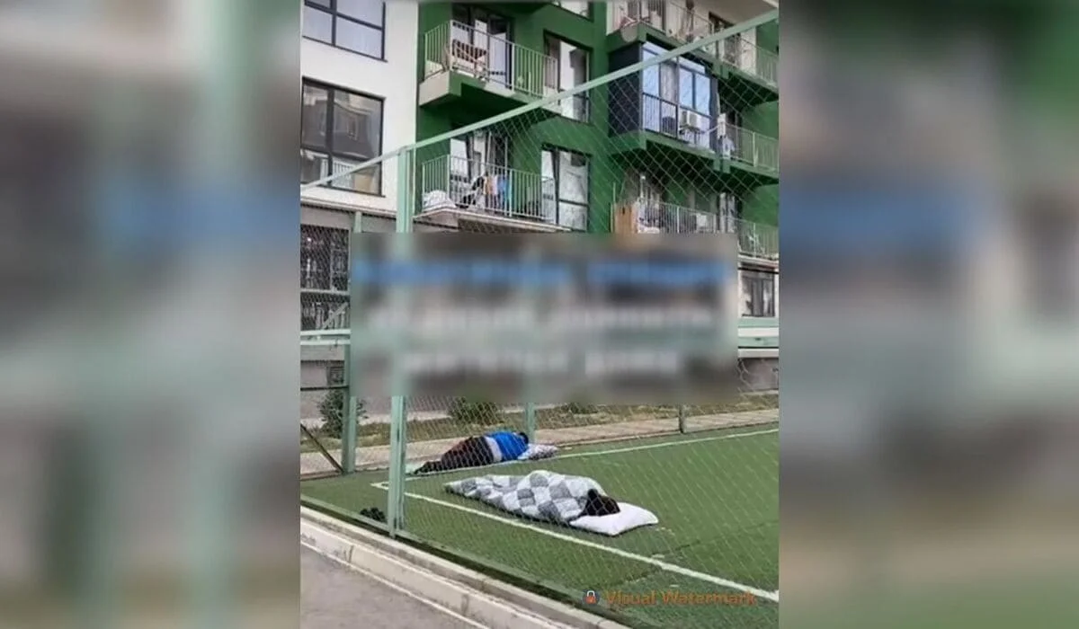 Алматинцы легли спать на футбольном поле прямо во дворе (ВИДЕО)