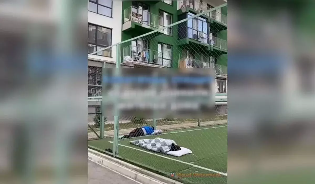 Алматинцы легли спать на футбольном поле прямо во дворе (ВИДЕО)