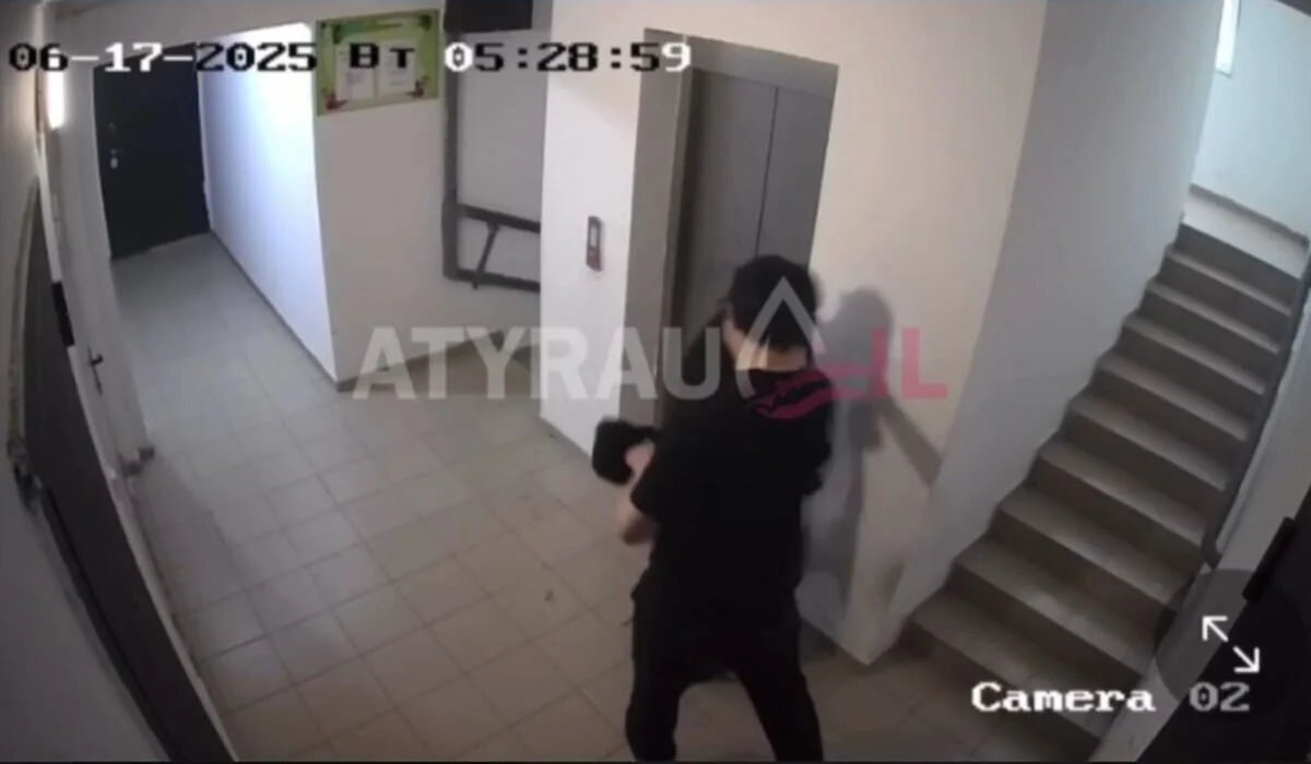 Мужчина избил девушку у лифта в многоэтажке в Атырау (ВИДЕО)