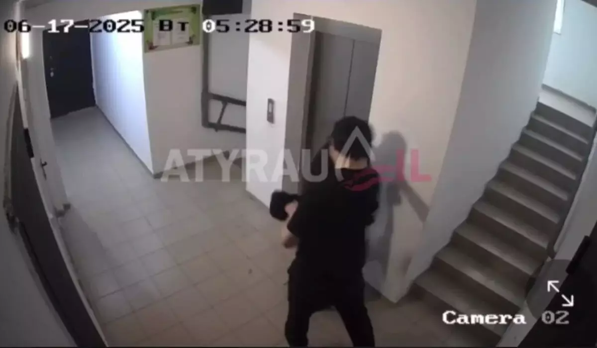 Мужчина избил девушку у лифта в многоэтажке в Атырау (ВИДЕО)