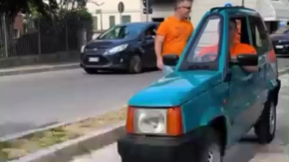 Механик собрал самую узкую машину в мире