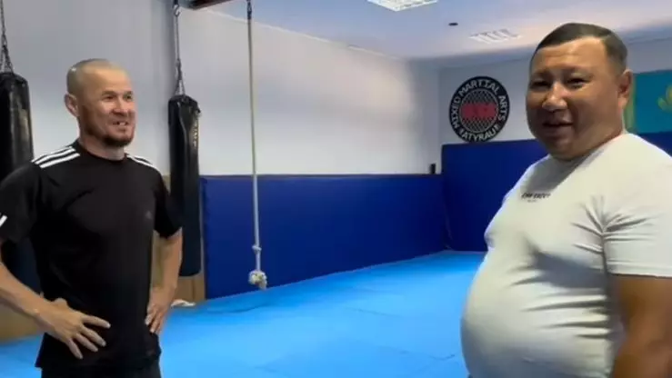Тренер из Атырау построил спортзал во дворе, чтобы тренировать бесплатно детей