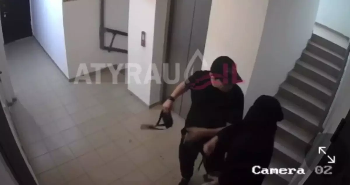 Жестокое избиение женщины в никабе в Атырау попало на видео