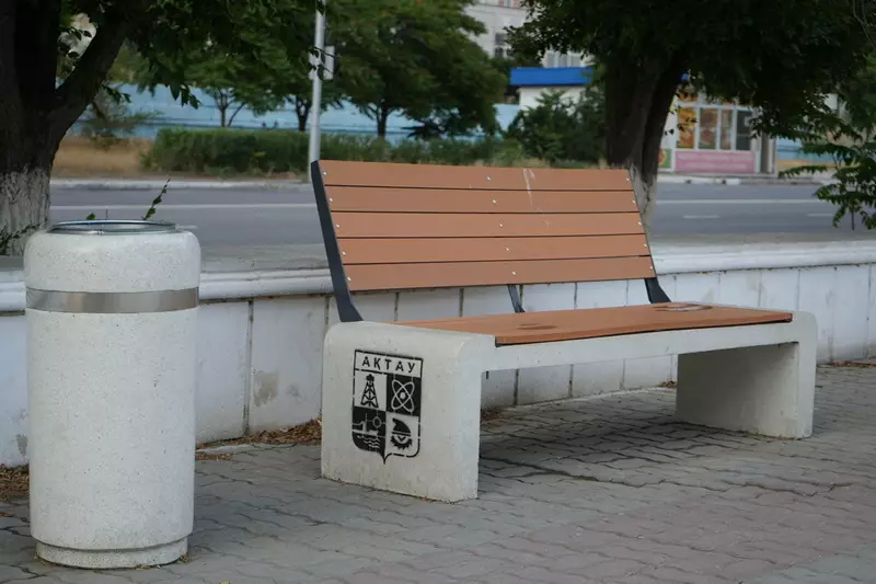 Почему на набережной одни лавки дороже других, объяснили в акимате Актау - новости на Lada.kz 24.06.2025