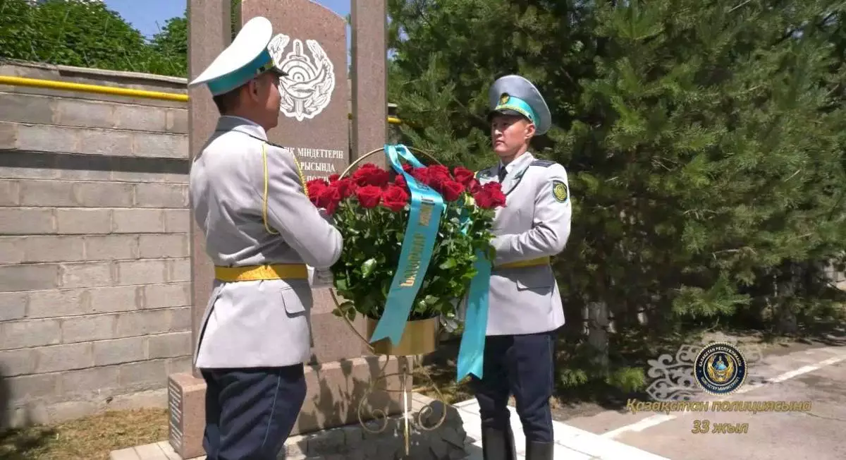 Память сильнее времени: в Алматы почтили погибших сотрудников полиции