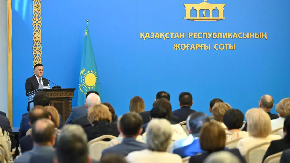 Жоғарғы сот төрағасы судьяларды кәсіби мерекемен құттықтады
