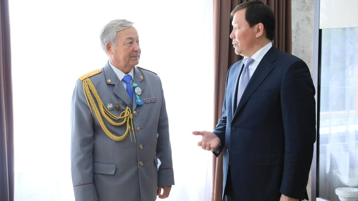 Ақтөбе әкімі ІІМ ардагері мен атақты жаттықтырушыны құттықтады
