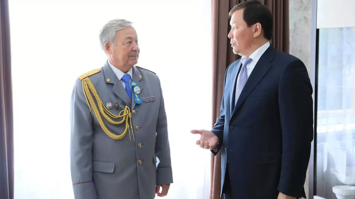 Ақтөбе әкімі ІІМ ардагері мен атақты жаттықтырушыны құттықтады