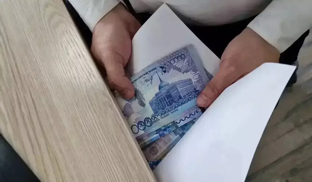 ШҚО-да экс-прокурор 30 млн теңге пара алмақ болғаны үшін сотталды