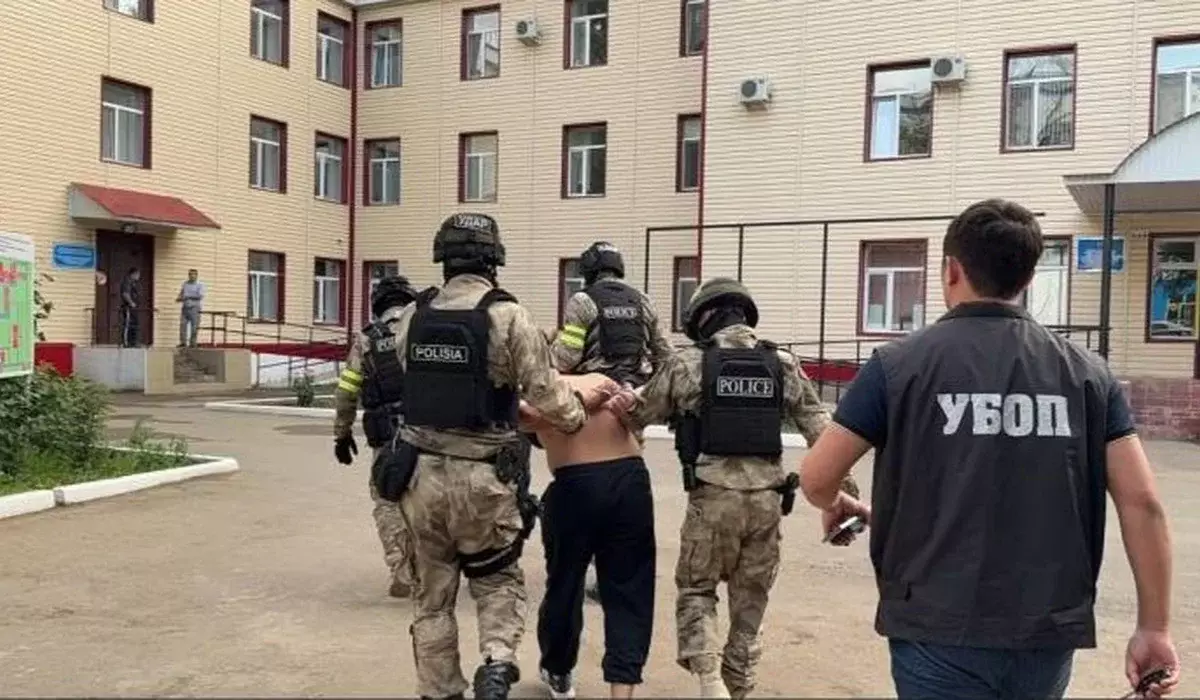Оралда түнгі клубқа барып, көңіл көтереміз дегендер 17 күзетшіден таяқ жеп отырған (ВИДЕО)