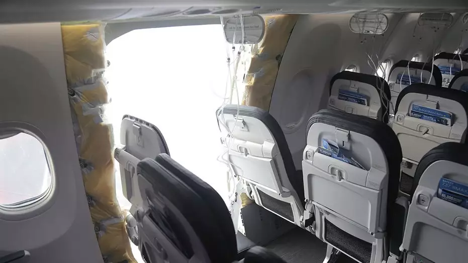 NTSB обвиняет Boeing и FAA в ужасном случае разрыва двери на борту самолета Alaska Airlines.