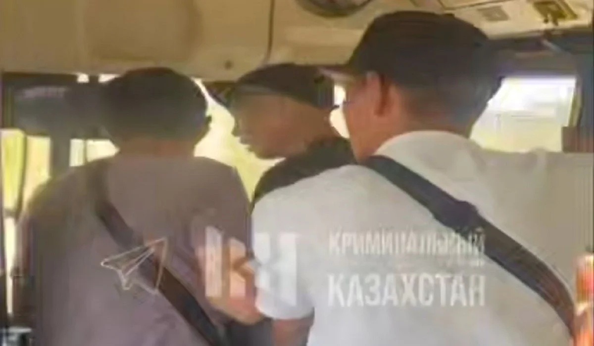 Семейде ер адам рульде отырған автобус жүргізушісін ұрып жіберді
