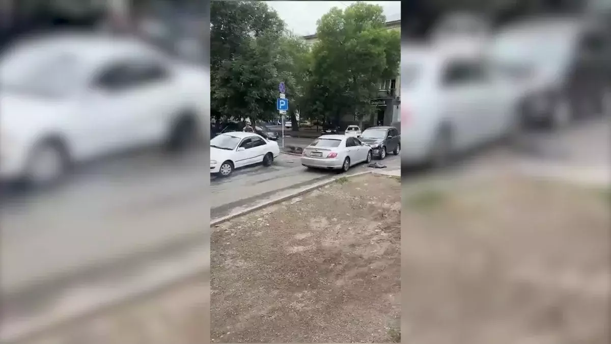 В Усть-Каменогорске водитель намеренно протаранил чужое авто и скрылся