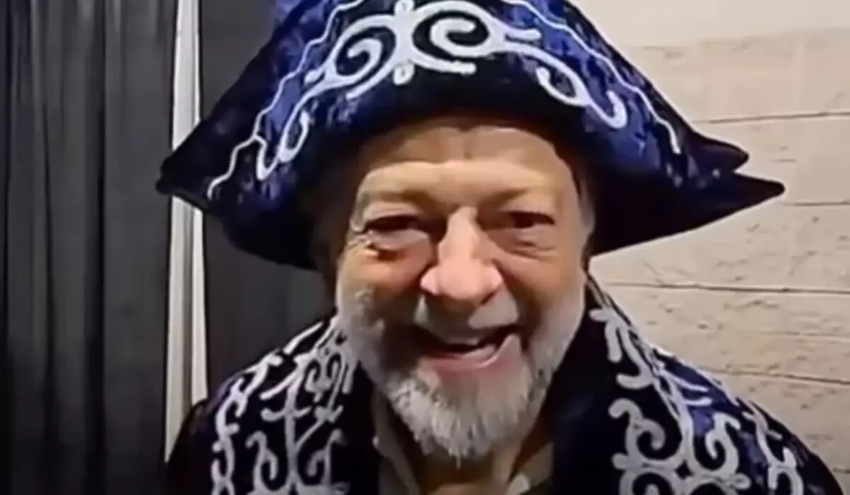 Звезда «Властелина колец» примерил шапан и заговорил по-казахски