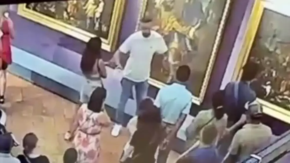 “Ради селфи“: видео повреждения старинной картины разлетелось в сети