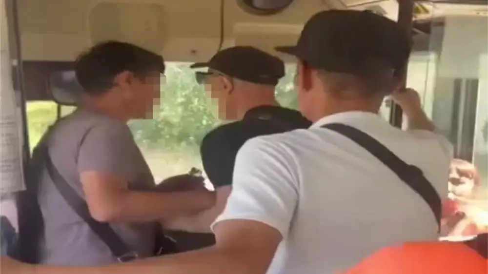 Жолаушы автобус жүргізушісімен жанжалдасқаны үшін қамауға алынды