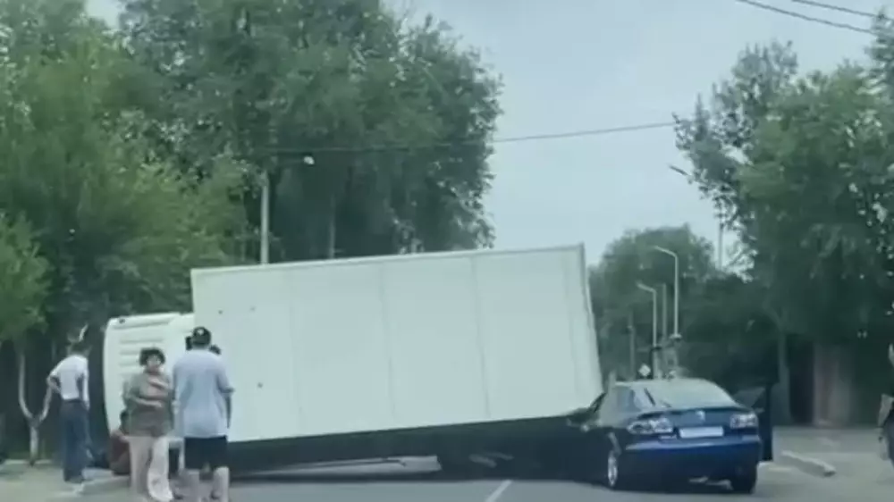 Скорая помощь столкнулась с грузовиком в Талдыкоргане