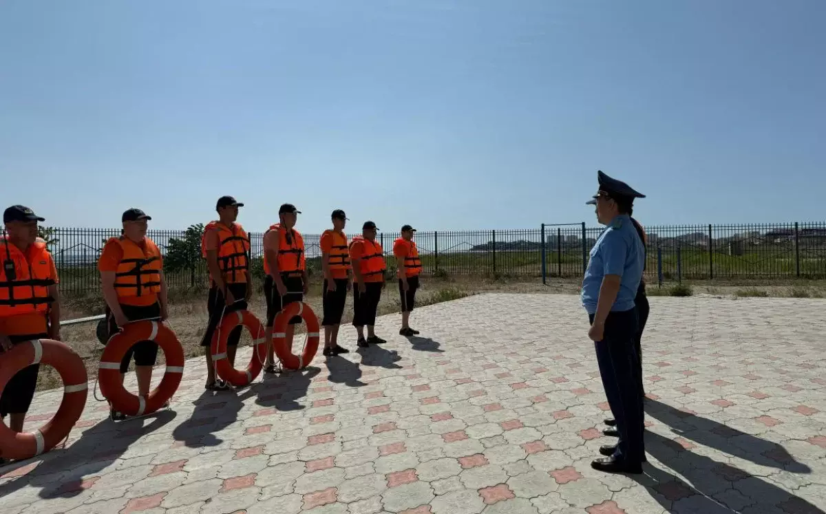 В Мангистау на побережье Каспия установили мобильные посты спасателей - новости на Lada.kz 26.06.2025
