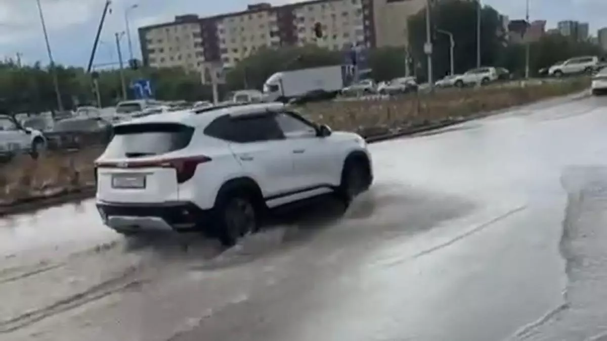 В Караганде произошел сильный ливень (видео)