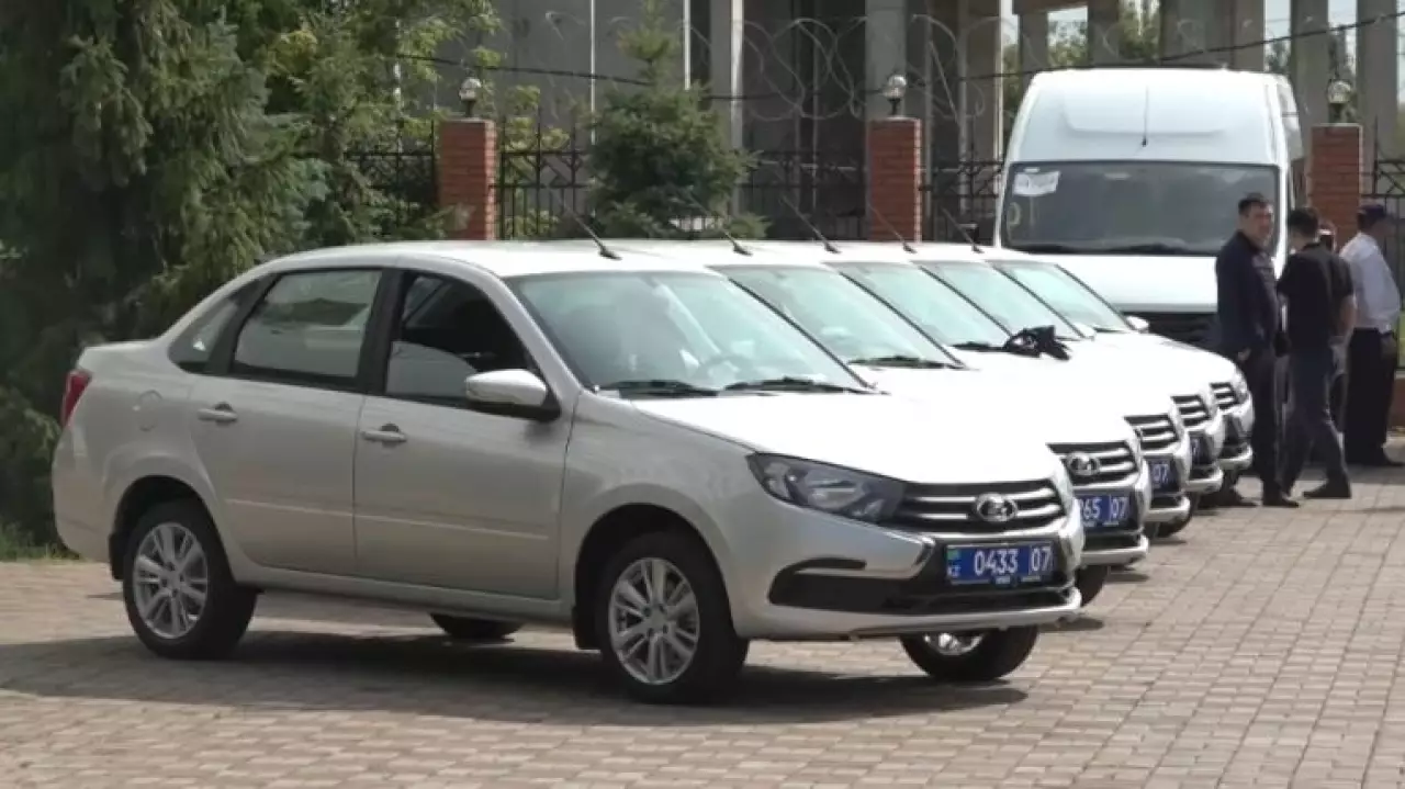 Служебные автомобили и награды получили сотрудники полиции