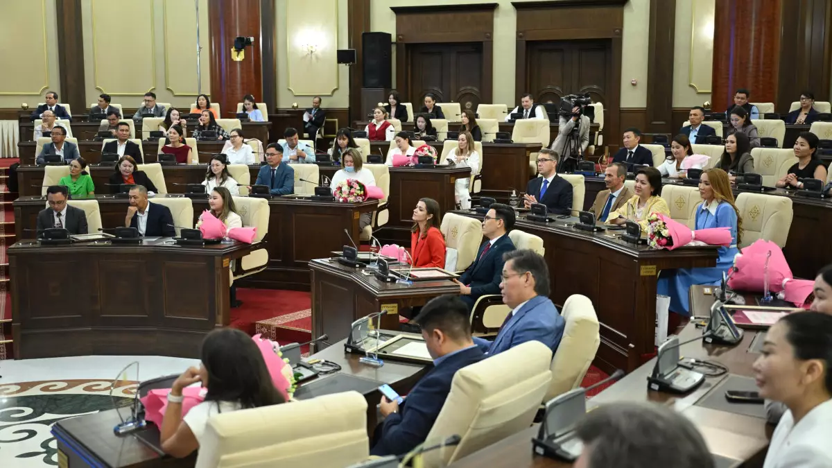 В Мажилисе наградили лауреатов премии «Парламент сөзі»
