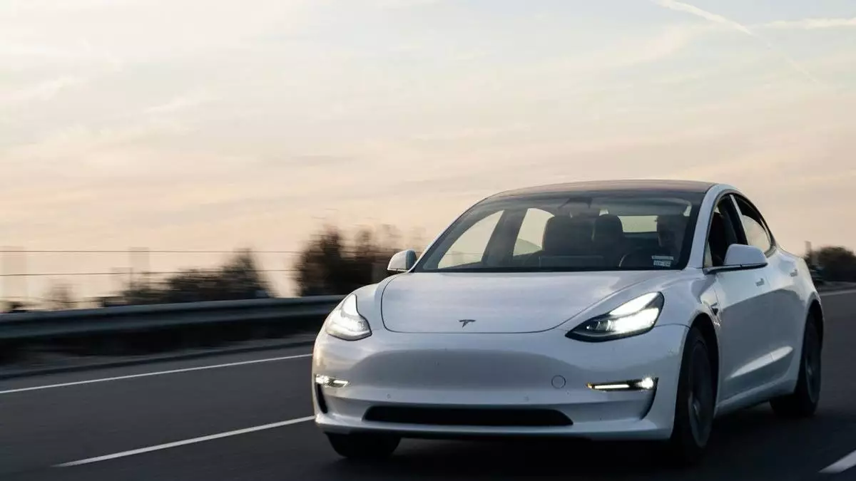 Илон Маск обманывает жертв на Facebook с помощью поддельных новостей о Tesla.