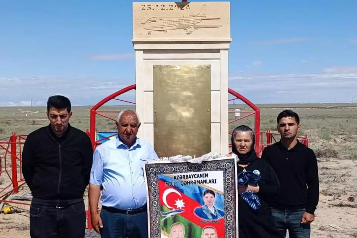 Памятник погибшему экипажу установлен вблизи места авиакатастрофы под Актау