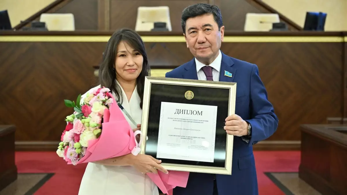 Корреспондент BAQ.KZ получил премию «Парламент сөзі»