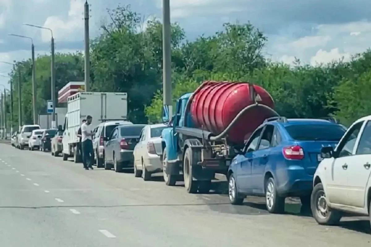 Очереди на АЗС Уральска: не хватает автогаза