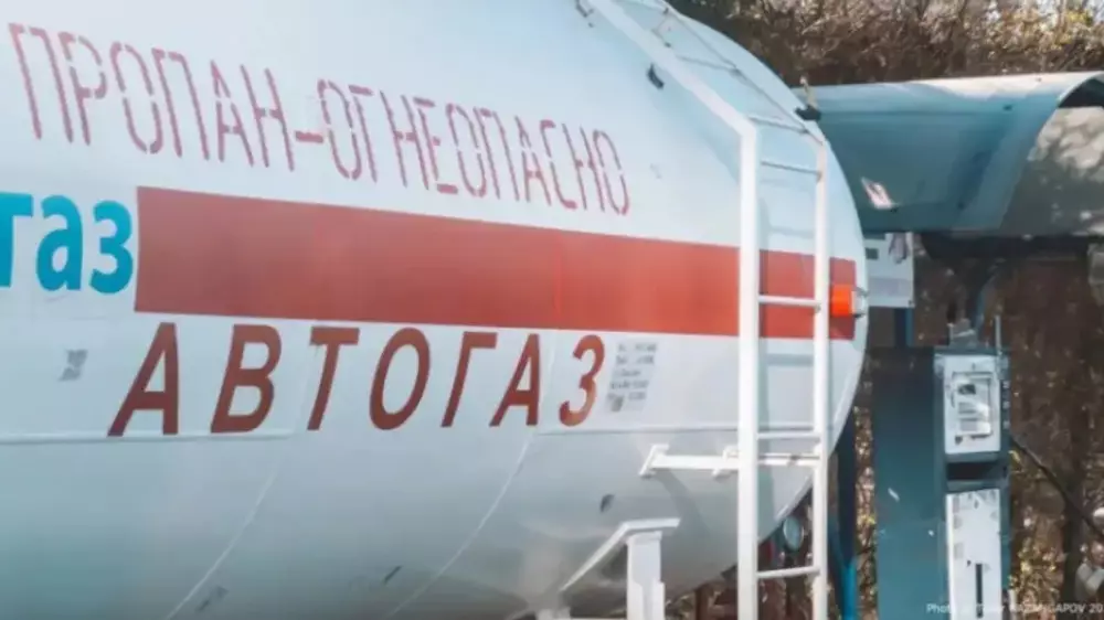 Длинные очереди на АЗС: нехватку автогаза объяснили в Уральске