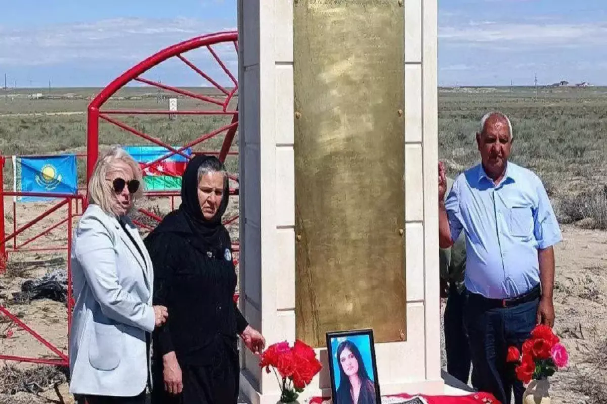 В Актау установили памятник погибшему экипажу самолета